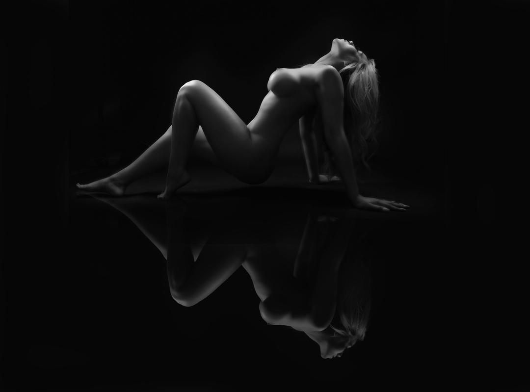 artistic bodyscape photography taken by Aly incardona photographer who specaizlies in boudoir black and white nude photography in the studio this breathtaking mirror portrait is a classic artist bold and sexy piece 