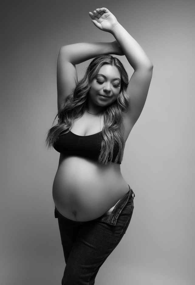 super cute maternity photoshoot in jeans and a black bra with the jeans open exposing the maternity belly taken by the best photographer in modesto who also services all the way to the Bay Area in San Francisco with her exclusive celebrity style 